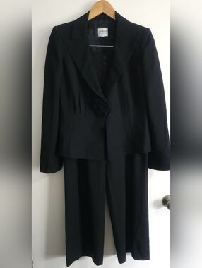 armani collezioni womens Suit Size 8 Jacket/pants Virgin Wool Italy
